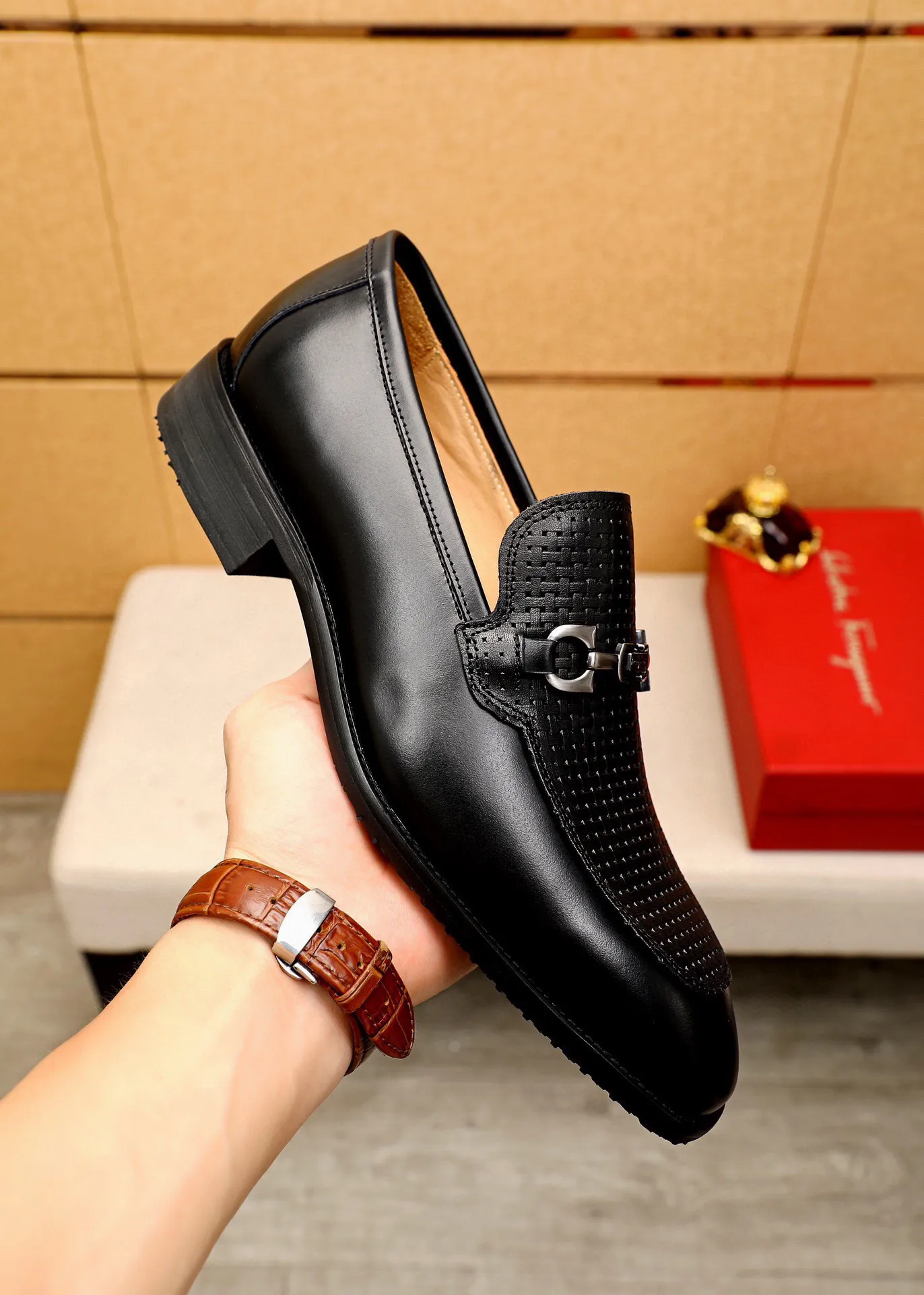 Men's shoes 💰460 💐 Product trademark: Ferragamo "Ferragamo" casual leather shoes Regular size: 38-44 (custom-made for 45🉑️) Product materials: Selected imported first-layer calfskin embossed upper + original hardware buckle, imported water-dyed cowhide leather lining. Strong three-dimensional visual effect, combined outsole Color: 2⃣️colors available